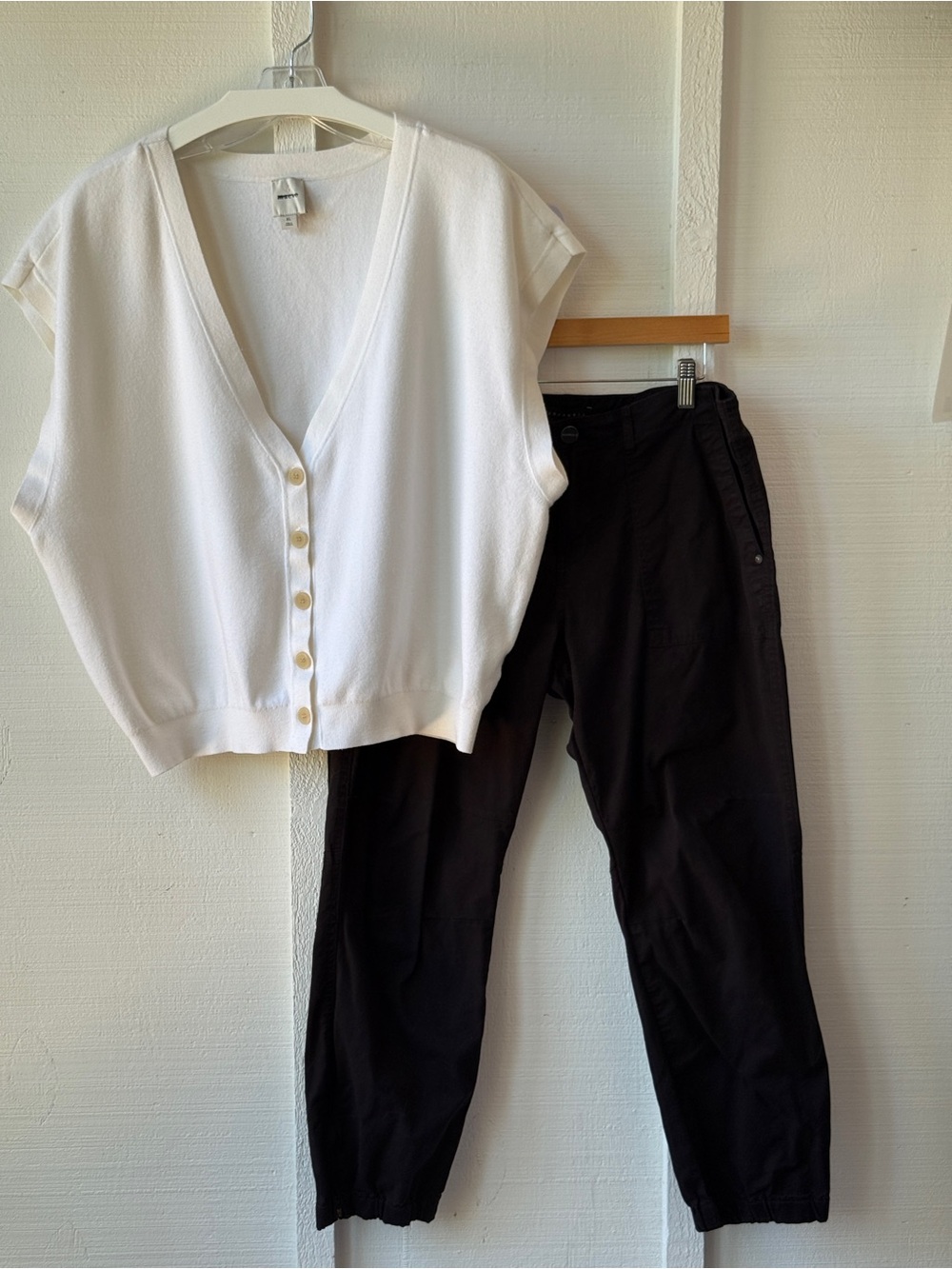 Simple Style | Maeve Sweater Vest XL | Black Chino-Like Jogger by Sanctuary 31 - Picture 7 of 13